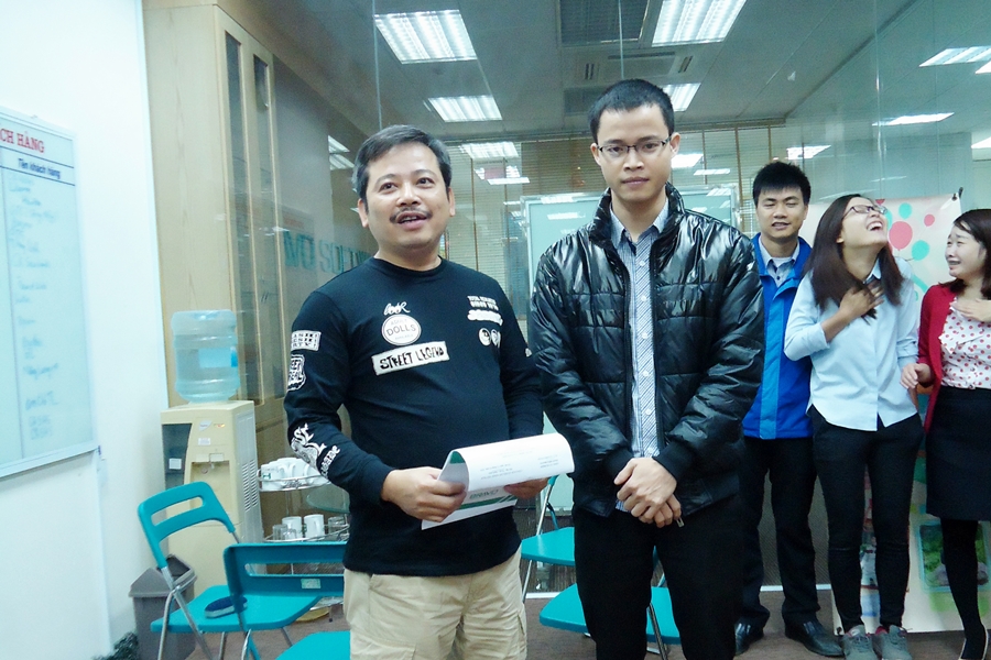 Anh Đào Mạnh Hùng đọc quyết định khen thưởng cho anh Nguyễn Anh Ngọc